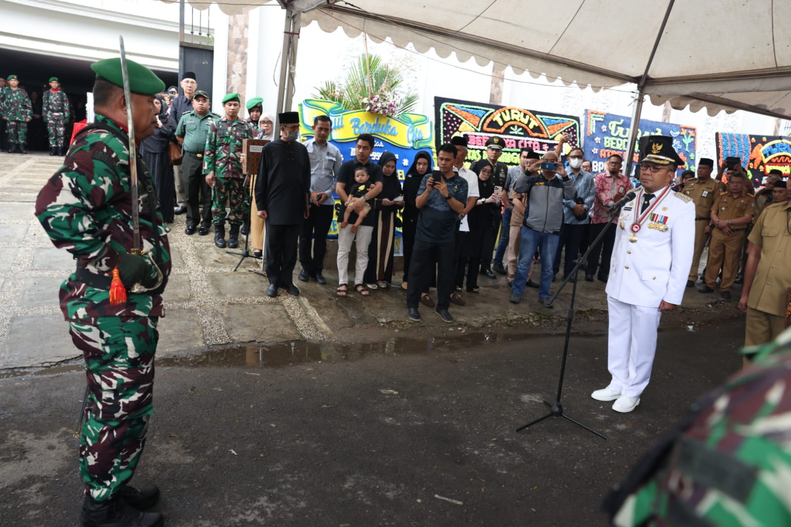 Wali Kota Makassar Pimpin Pelepasan dan Persemayaman Almarhum Rapsel Ali Secara Militer